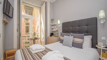 1 quarto, frigobar, cofres nos quartos, escrivaninha