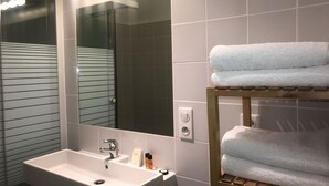 Shower, deep soaking tub, free toiletries, hair dryer - Maison Ladevèze (Saint-Galmier)