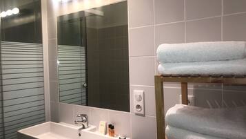 Shower, bathtub besar, perlengkapan mandi gratis, dan pengering rambut