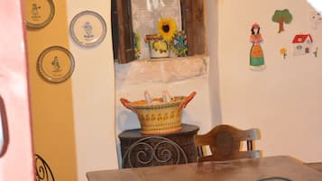 Studio, kitchenette | Dineren in de kamer