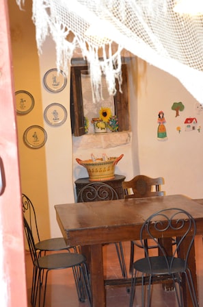 Studio, Kitchenette | In-room dining
