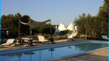 Een seizoensgebonden buitenzwembad