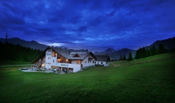 Front of property - evening/night - Hotel Tambò (Campodolcino)