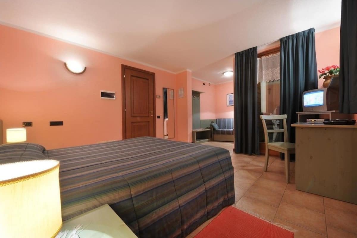 In-room safe, desk, free WiFi