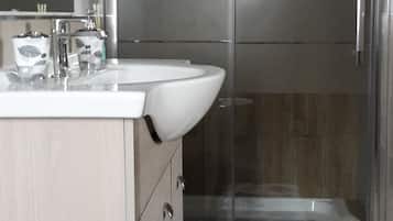 Comfort Double Room | Bathroom | Shower, free toiletries, hair dryer, bidet