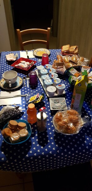 Free daily buffet breakfast  - B&B Pierilù (Grosseto)