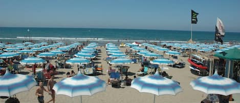 En la playa y playa de arena blanca