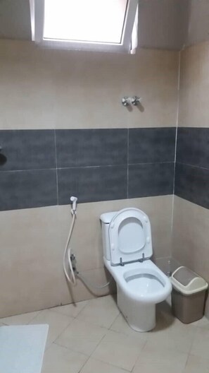 Doppel- oder Zweibettzimmer | Badezimmer | Dusche, Regendusche, Handtücher