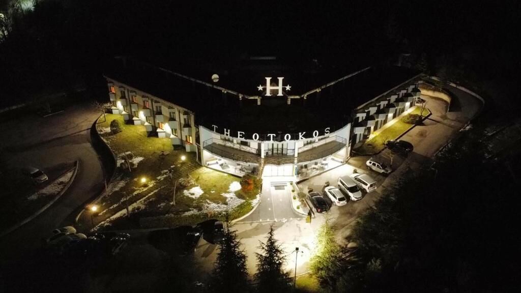 Un hôtel appelé « Theotokos », doté d’une entrée principale, de nombreux espaces de stationnement et d’un espace paysager aménagé autour de lui.