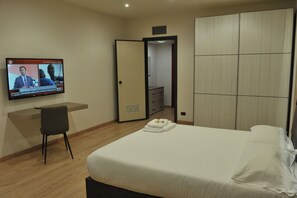 Tabla de planchar con plancha, wifi gratis y ropa de cama 