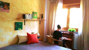 Phòng đôi, 1 giường cỡ queen, phòng tắm riêng (External Bathroom) | Trang trí khác biệt, trang bị nội thất với thiết kế riêng biệt, bàn 