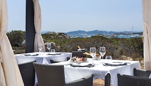 Serveert ontbijt, lunch, Mediterrane gerechten, uitzicht op de golfbaan 