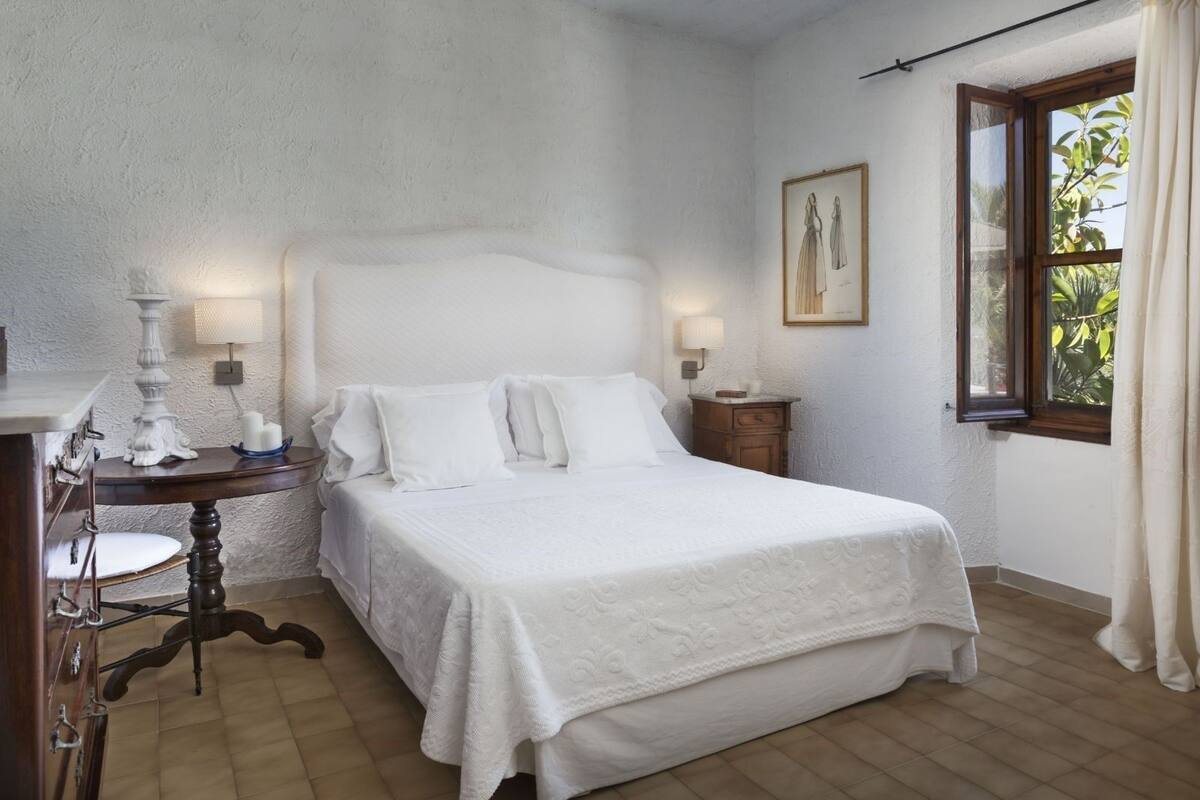 Minibar, iron/ironing board, free cots/infant beds, bed sheets