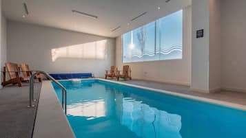 Indoor pool, sun loungers