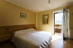 Double Room, Balcony | Premium bedding, free WiFi, bed sheets - B&B Miravalle (Sella Giudicarie)