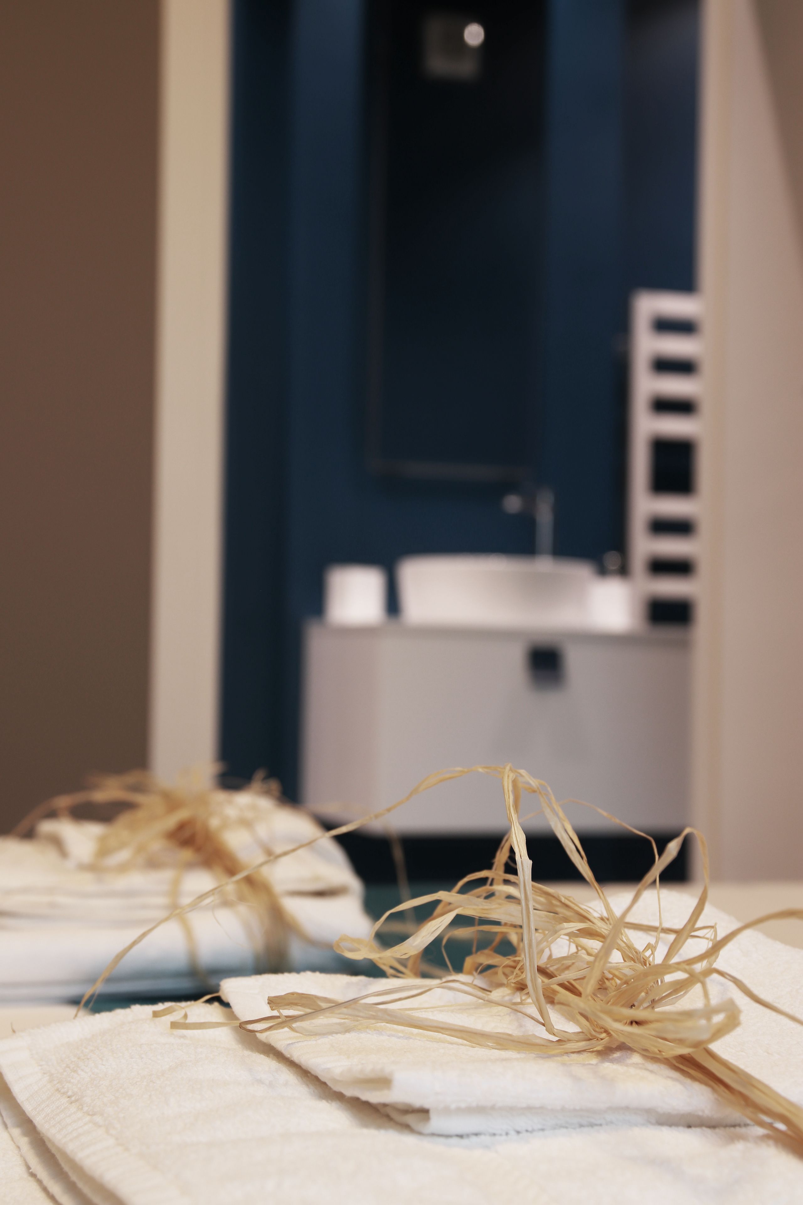 Ein Badezimmer mit einem weißen Waschbecken und einem Spiegel.
