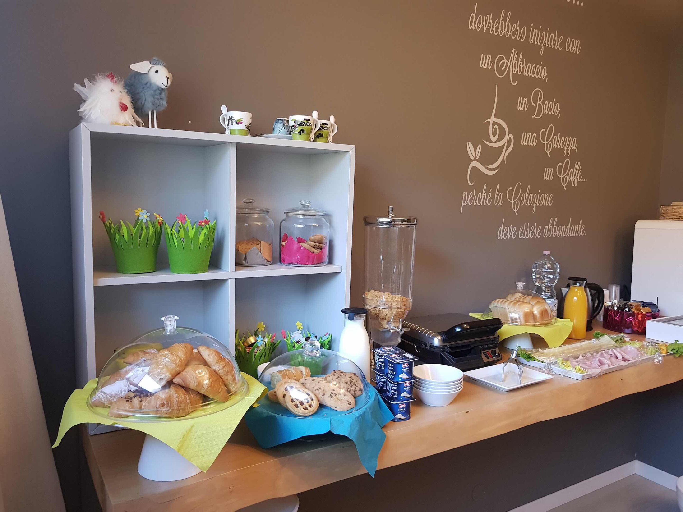 Een ontbijtbuffet met diverse soorten eten en decoratieve details.