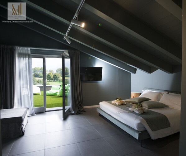 奢华套房, 1 张大床, 无烟房, 山景 | 高档床上用品、迷你吧、隔音、免费 WiFi