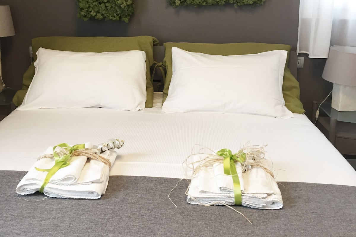 Deluxe Double Room (Green) | Peralatan tempat tidur premium, bar mini, kalis bunyi, Wi-fi percuma 