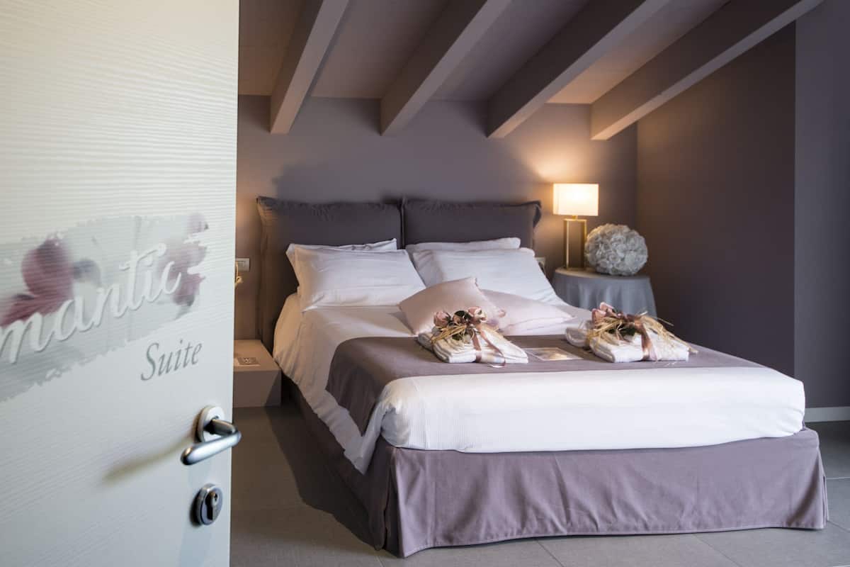 Luxury Double Room, 1 Katil Ratu (Queen), Non Smoking, Mountain View | Peralatan tempat tidur premium, bar mini, kalis bunyi, Wi-fi percuma 