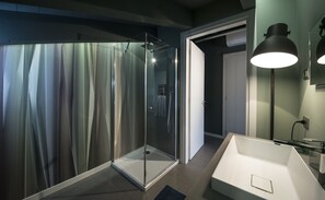 Luksus-suite - 1 queensize-seng - ikke-ryger - bjergudsigt | Badeværelse | Gratis toiletartikler, hårtørrer, håndklæder, Sæbe