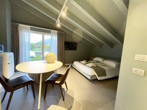 Luxe suite, 1 queensize bed, niet-roken, uitzicht op bergen | Luxe beddengoed, een minibar, geluiddichte muren, gratis wifi