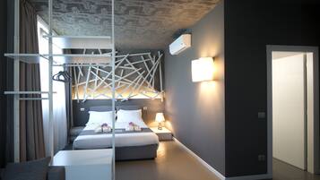 Une chambre d’hôtel moderne, dotée d’un lit, d’une table de chevet et d’un design de plafond original.