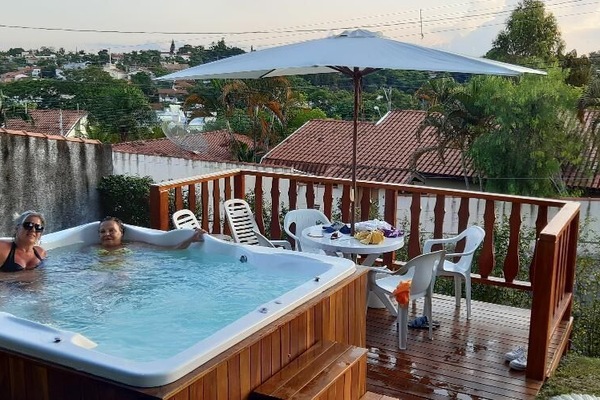 Outdoor spa tub