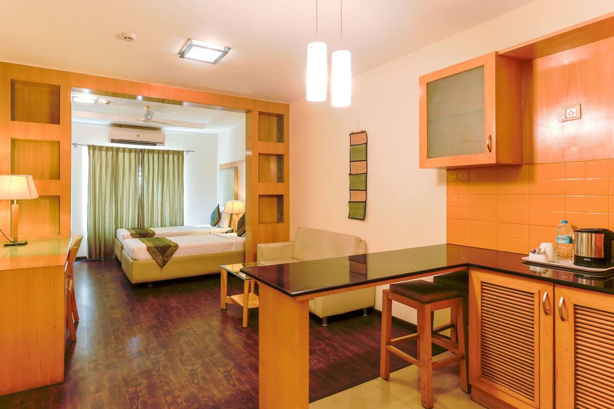 Deluxe Room | Desk, iron/ironing board, rollaway beds, free WiFi