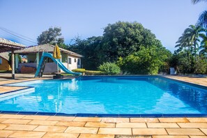 Piscina all'aperto, ombrelloni da piscina, lettini