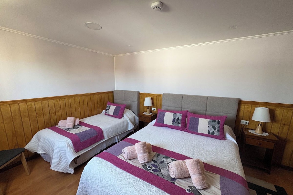 Standaard driepersoonskamer, privébadkamer | Luxe beddengoed, geluiddichte muren, gratis wifi, beddengoed