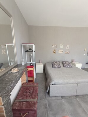 Studio (Asie) | Trang trí khác biệt, trang bị nội thất với thiết kế riêng biệt, bàn 