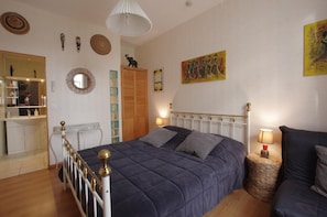 Basic Room (Afrique) | Individually decorated, individually furnished, desk, blackout curtains - Chambres d'hôtes Les Denias (Saint-Paul)