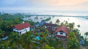 Une propriété située sur la côte, comprenant plusieurs maisons, une piscine et offrant une vue sur la mer.
