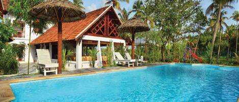 Innendørsbasseng og utendørsbasseng