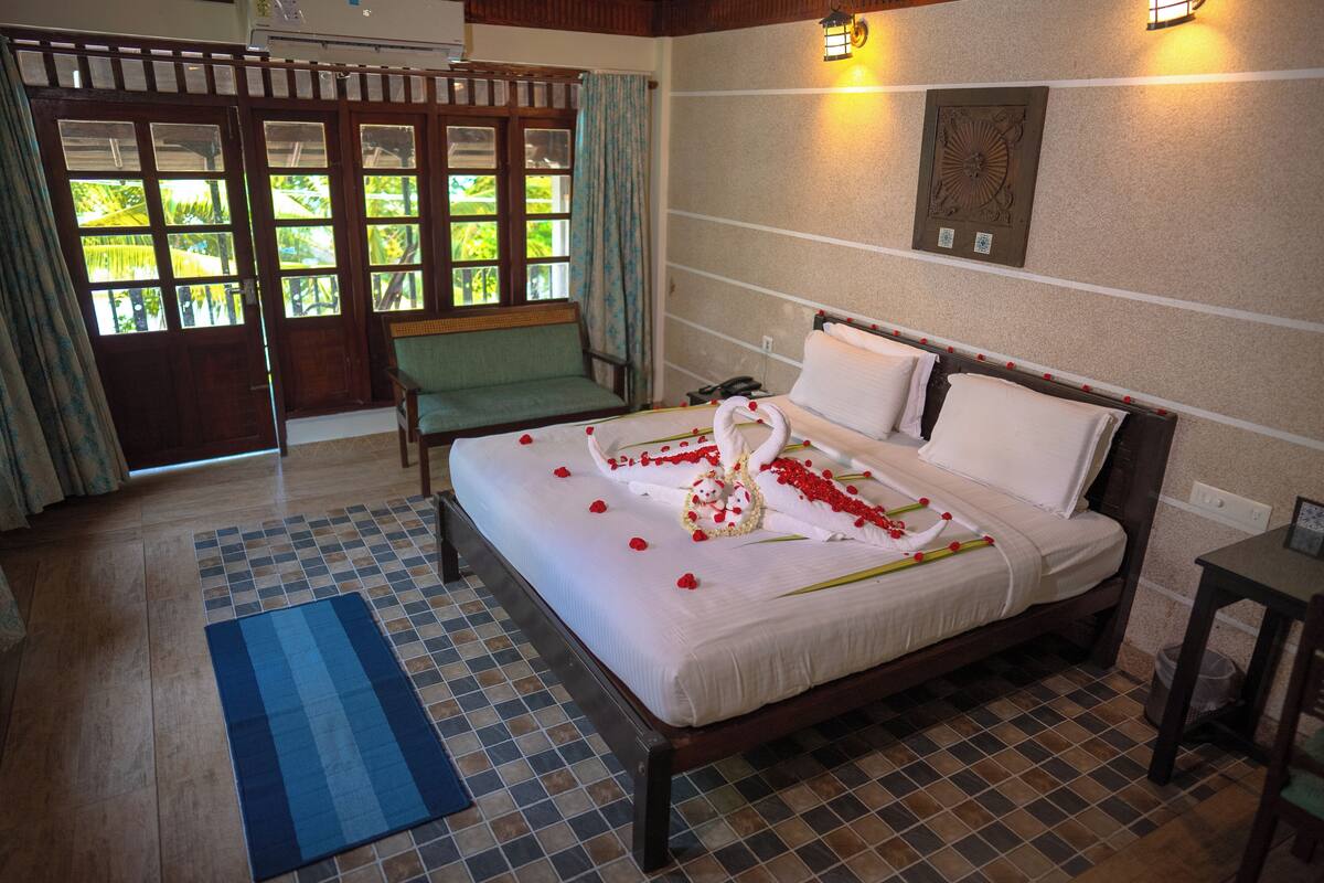 Deluxe Twin Room, 1 Double Bed | Minibar (free items), in-room safe, desk, laptop workspace