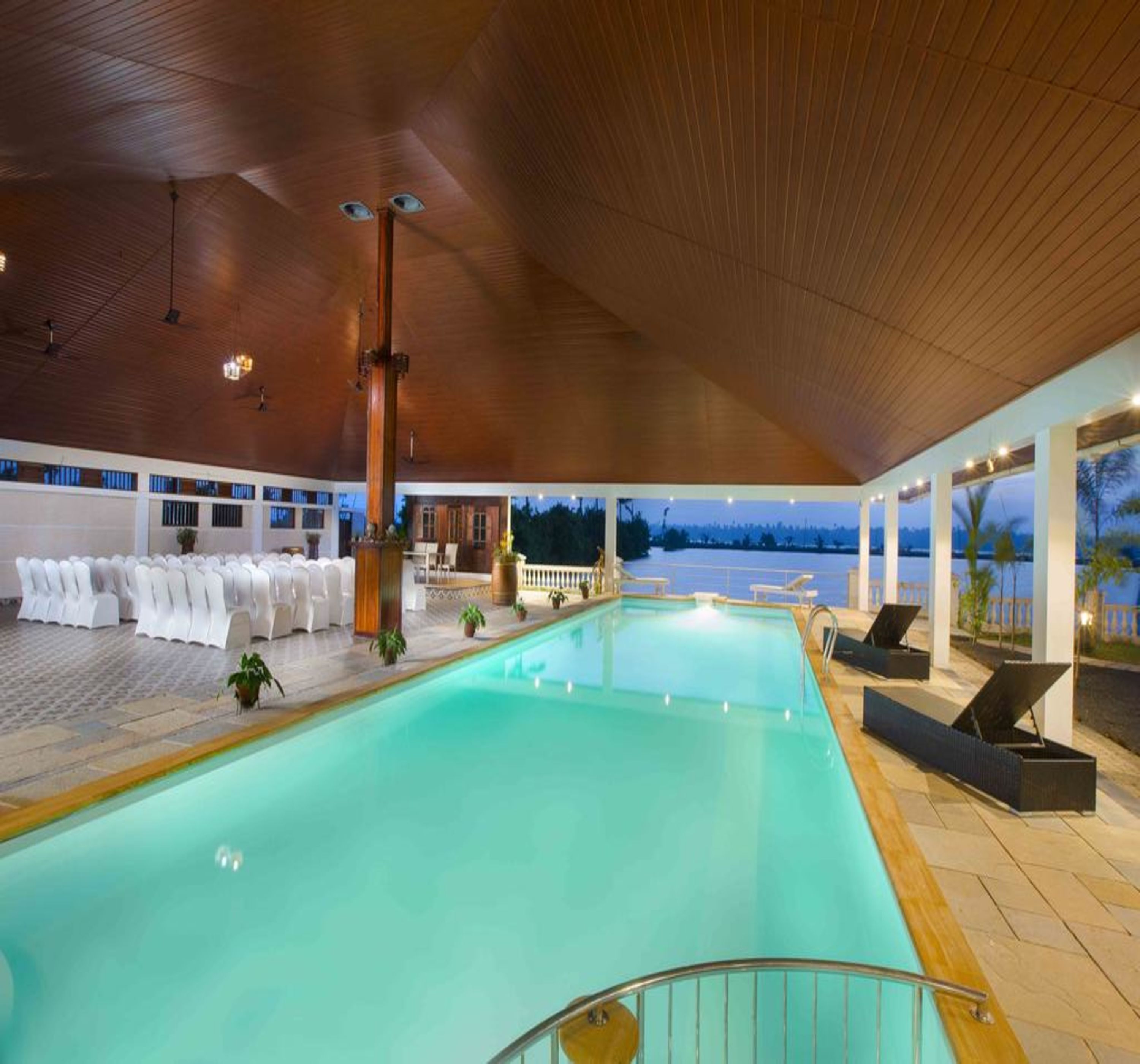 Inomhuspool och utomhuspool