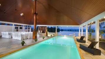 Inomhuspool och utomhuspool