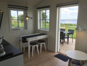 Suite estudio Confort, 1 habitación | Área de sala de estar | Televisión de pantalla plana y tenis de mesa 