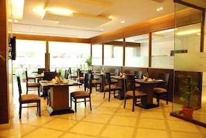 Serveert ontbijt, lunch, diner, internationale gerechten