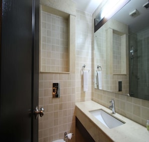 Een douche, een regendouche, gratis toiletartikelen, een haardroger