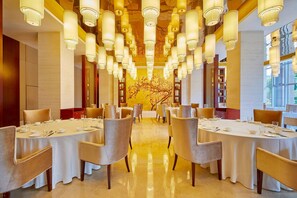 3 か所のレストラン、朝食、ランチ、ディナーに営業 (中華料理)