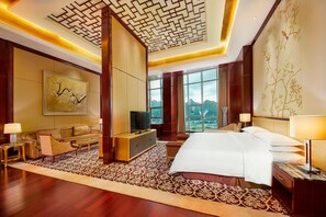 Premium bedding, down duvets, pillow-top beds, minibar - Four Points By Sheraton Liupanshui (Liupanshui)