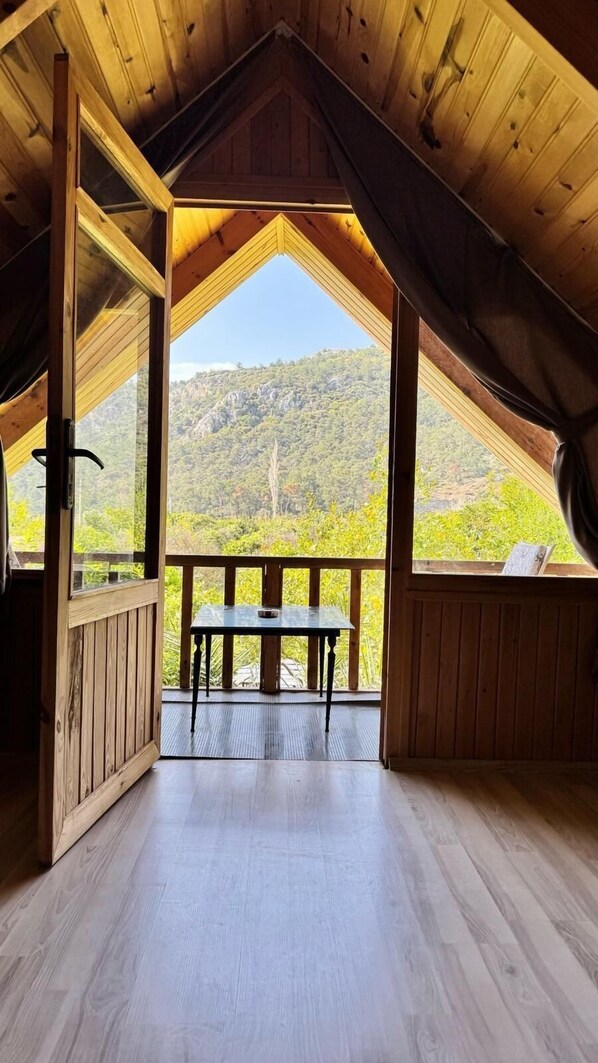 FAMILY BUNGALOW APART BALKONLU DAGMANZARALI 104 | Decoración personalizada y espacio para trabajar con laptop 