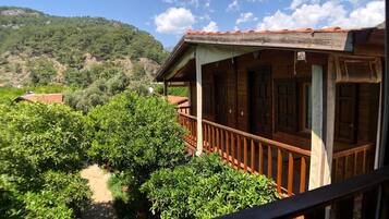 MUTFAKLI FAMILY BUNGALOW DAG MANZARALI108 | Terrace/patio