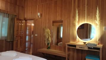 MUTFAKLI FAMILY BUNGALOW DAG MANZARALI108 | Decoración individual y espacio para trabajar con un portátil