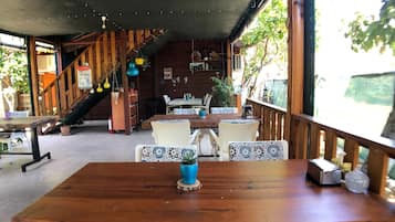 Petit déjeuner, déjeuner et dîner servis sur place