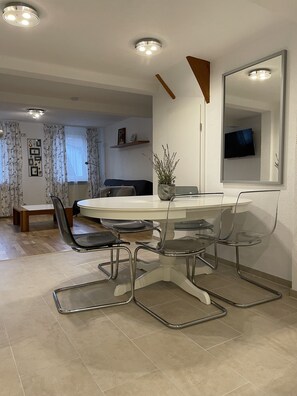 Deluxe-Apartment, eigenes Bad, Stadtblick (og 2) | Speisen