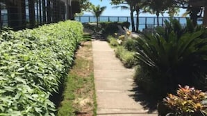 Un sendero que lleva a un edificio con vista al mar.