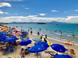 On the beach, sun loungers, beach umbrellas, beach towels - Pousada dos Golfinhos (Florianópolis)